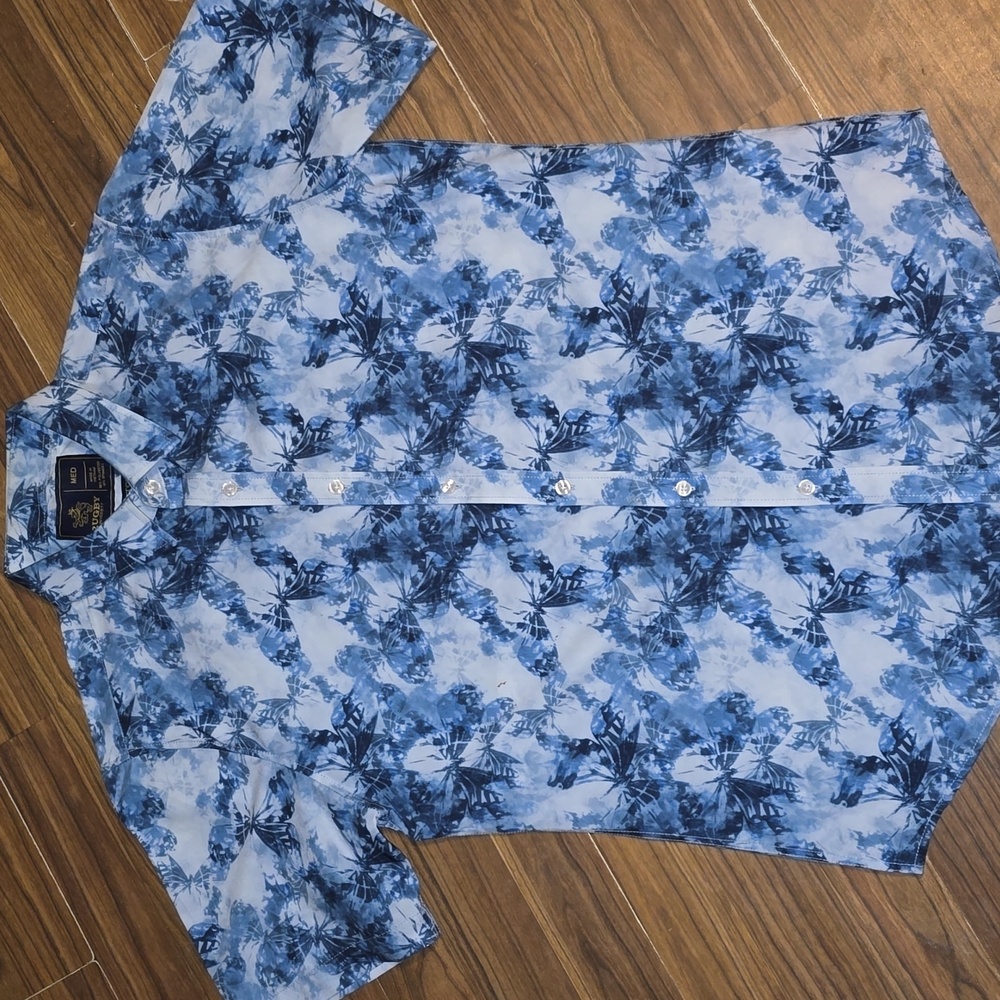 Fly Like A Butterfly Button-down Short Sleeve Shirt Size Medium